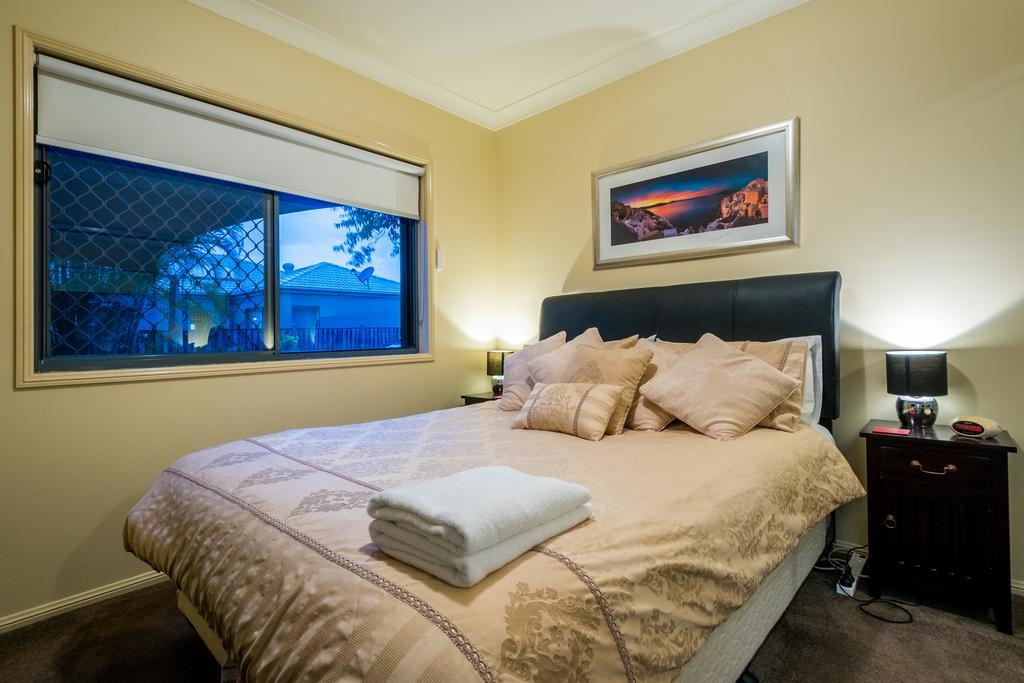 Luxury Waterfront Home Gold Coast Eksteriør billede
